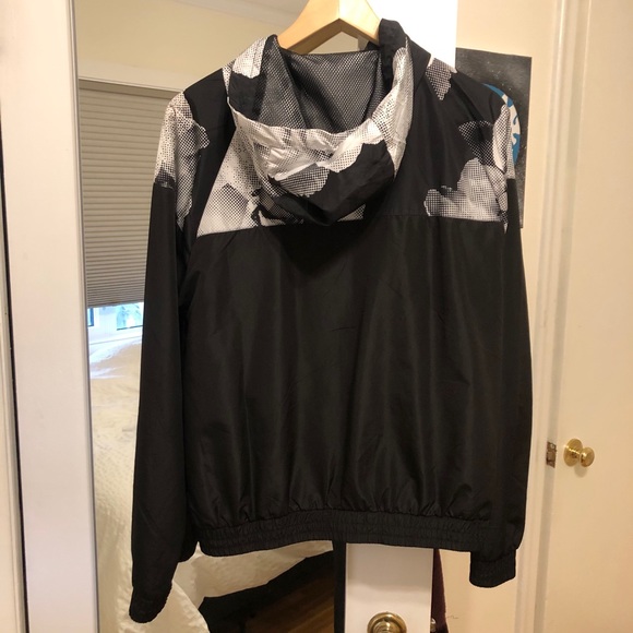 Light weight zip up jacket - Picture 3 of 3